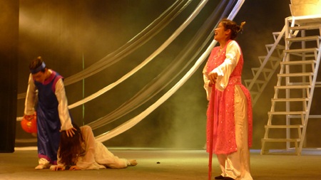 NSND Lan Hương không thay đổi hình ảnh Phật bà dù dư luận phản đối - 8 Tú Bà đánh đập, hành hạ Kiều