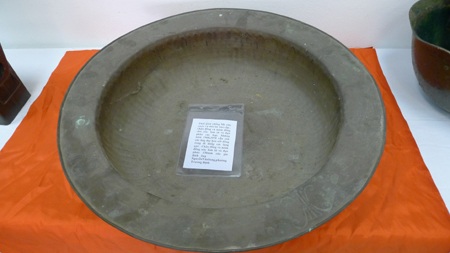 Chuyện kể của những kỷ vật bước ra từ chiến tranh - 6 Chiếc thau đồng có chữ thọ phía dưới được tiết lộ có giá trị nhất trong bộ sưu tập