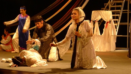 NSND Lan Hương không thay đổi hình ảnh Phật bà dù dư luận phản đối - 2 Nỗi đau đớn của Kiều khi phải quyết định bán mình chuộc cha