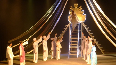 NSND Lan Hương không thay đổi hình ảnh Phật bà dù dư luận phản đối - 4 Kết thúc vở kịch Kiều hóa thân thành Phật bà nghìn mắt nghìn tay