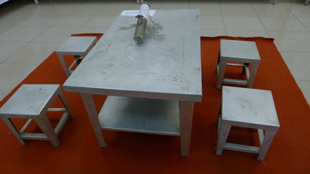 Chuyện kể của những kỷ vật bước ra từ chiến tranh - 12 Bộ bàn ghế với thiết kế 4 ghế vừa khít để dưới bàn dễ mang lại