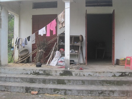 Mọi thứ đều bị mẹ của Linh đập phá không còn gì lành lặn