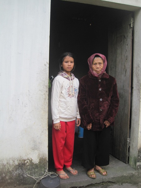 Ngày ngày hai bà cháu phải sống trong bếp và canh chừng con gái điên