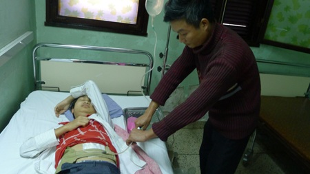 Bị suy thận mãn nên bé Ton phải nghỉ học để lên bệnh viện điều trị