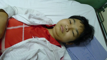 Ai cứu em cho em được tiếp tục sống để chữa bệnh, em không muốn về nhà nằm chờ chết