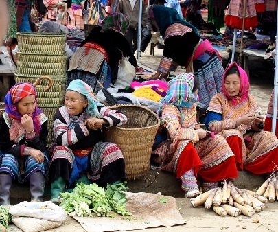 Dư vị rau sạch vùng cao Bắc Hà - 5 Bà con đồng bào dân tộc đem bán những rau, măng, củ, quả tự làm ra