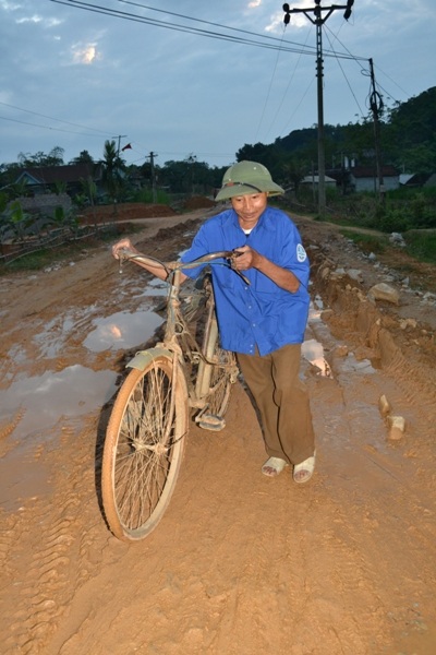 Người bưu tá gù với chiếc xe đạp gần 30 năm đưa tin