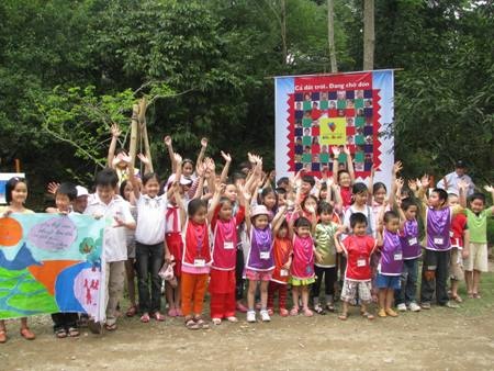 Nhà văn Quỳnh Hương đang nói chuyện với các em bé ở Phú Thọ