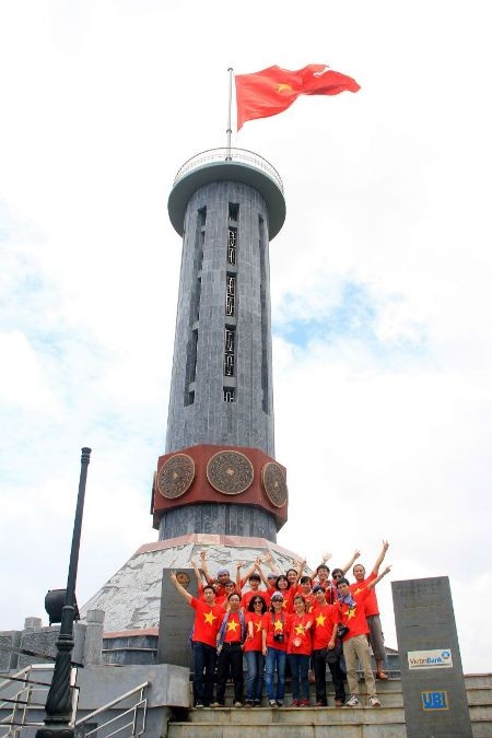 Tác giả Đinh Đức Cần là người thứ ba mặc áo cổ lông