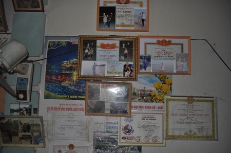 Nhiều giấy khen của các con ông Lợi đã đạt được