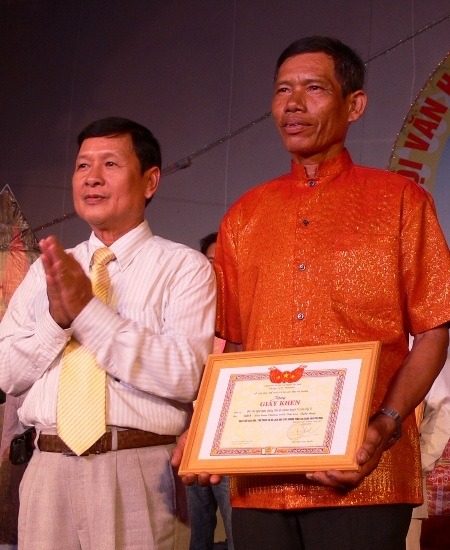 Ông Chau Cheap nhận giấy khen vì có công giữ hồn cho nghệ thuật Dì Kê Bảy Núi