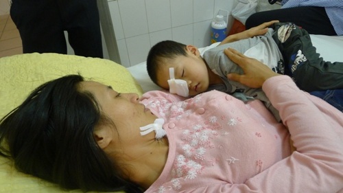 Bé Kiên phải phẫu thuật mắt phải và không có khả năng hồi phục