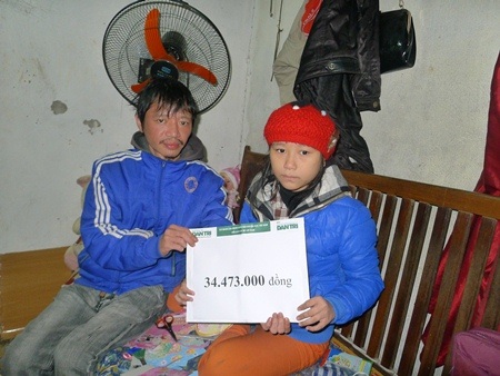 Hai bố con anh Long nhận quà bạn đọc Dân trí