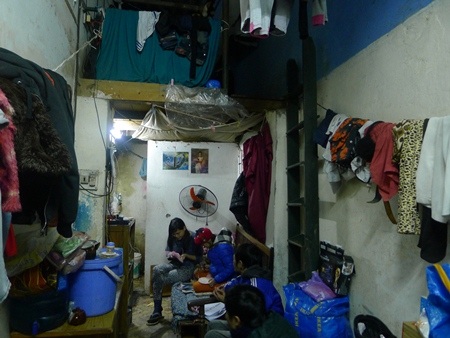 Căn nhà ổ chuột của gia đình anh Long đang sinh sống