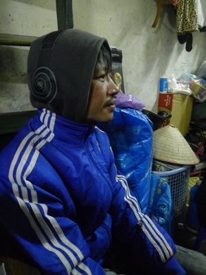 Đi viện về sau tai nạn, anh Long luôn đau đáu về bệnh tình của con gái