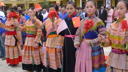 Các em học sinh trường Dân tộc nội trú huyện Bắc Hà chào đón đoàn