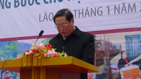 Các em học sinh trường Dân tộc nội trú huyện Bắc Hà chào đón đoàn