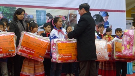 Các em học sinh nhận chăn ấm từ chương trình