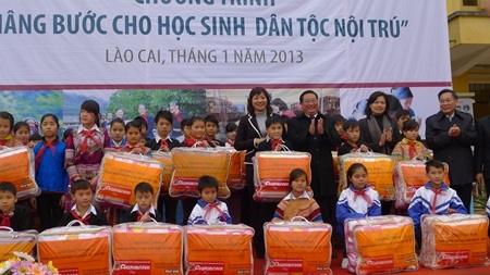 Các em học sinh nhận chăn ấm từ chương trình