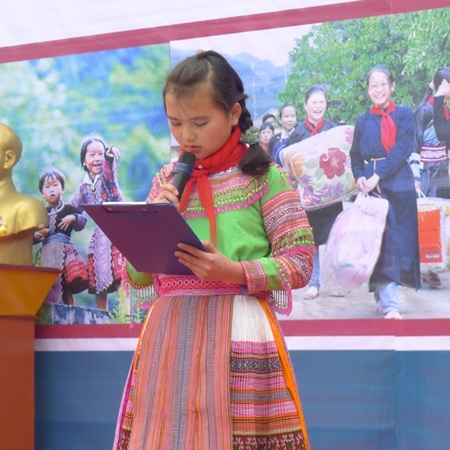 Em Chấu Thị Liên thay mặt cho học sinh trường gửi lời cám ơn đến chương trình