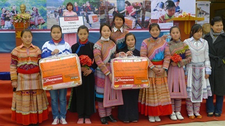 Các em học sinh vui mừng khi có chăn ấm cho mùa đông.