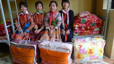 Các em học sinh vui mừng khi có chăn ấm cho mùa đông.