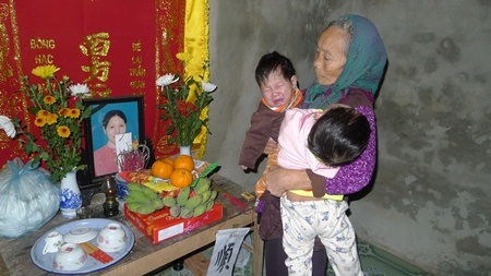 Thương cảnh mẹ con chia lìa, bà nội thường bế hai cháu đứng trước bàn thờ con dâu