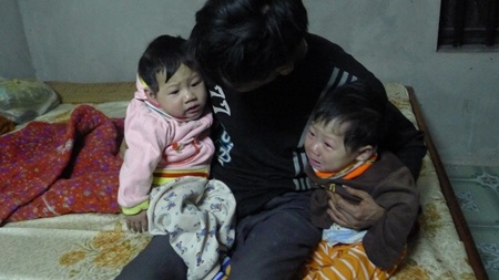 Mới 7 giờ tối anh đã dỗ con ngủ để đi cày thuê cho người ta