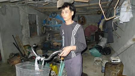 Vợ mất chưa đầy 1 tuần, đêm nào anh cũng tranh thủ đi cày thuê để lấy tiền mua sữa cho con