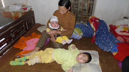 Ba mẹ con trong căn phòng rộng chưa đầy 10m2 với không có lấy một vật gì đáng giá