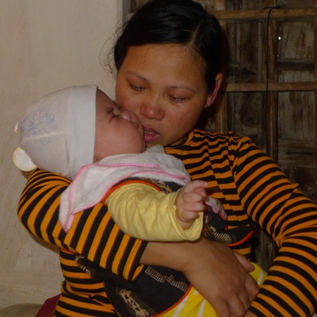 Mới sinh được 4 tháng tuổi bé Phú đã mắc chứng bệnh không thở được nên cả ngày quấy khóc