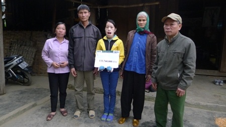 Gia đình Thảo nhận quà bạn đọc Dân trí