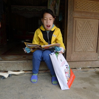 Ở quê chưa có điện, không có tivi xem nên em rất chăm chỉ đọc sách báo để biết thông tin bên ngo