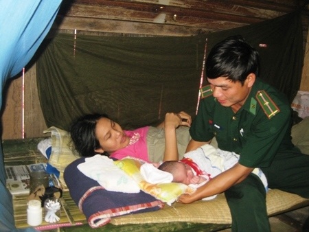 Chuyện tình anh lính biên phòng và cô giáo miền xuôi - 2 Niềm hạnh phúc của anh lính biên phòng bên vợ con