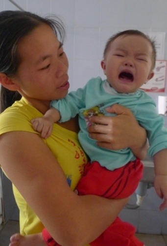 Những cơn khó thở khiến bé Ly quấy khóc nhiều