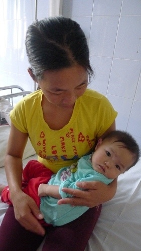 Không có tiền, chắc em tính bế con về Quảng Bình thôi chị ạ - chị Ngân sụt sùi cho biết