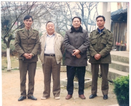 Tác giả Đinh Đức Cần là người thứ ba mặc áo cổ lông