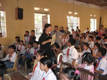 “Chuyến tàu kể chuyện” mang điều cổ tích đến với trẻ em vùng cao - 1 Các nhà văn giao lưu với các em bé ở Thanh Hóa