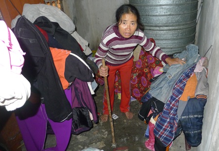 Sau tai nạn, chị Tuyển không thể đi lại được bình thường