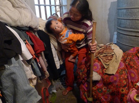 Chồng không trông con được nên ở nhà chị phải chống gậy, ẵm con