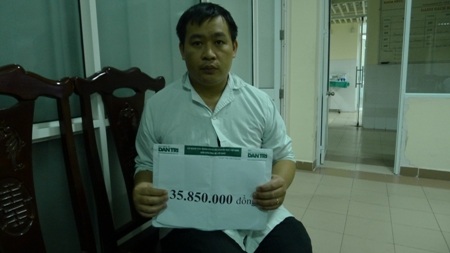 Thay mặt gia đình, anh trai chị Nga nhận quà bạn đọc Dân trí