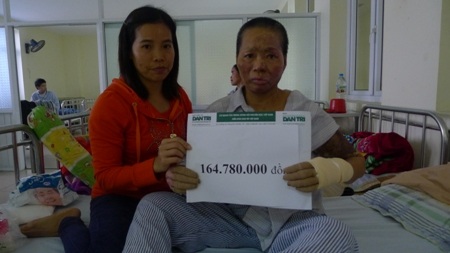 Hai mẹ con bà Vẻ nhận quà bạn đọc Dân trí tại Viện bỏng quốc gia