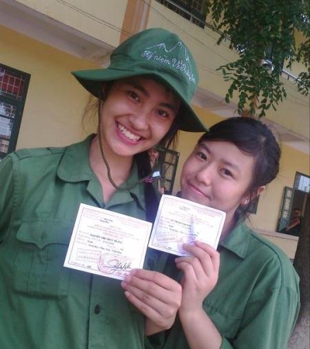 “Nhà leo núi Olympia” tâm sự về niềm vinh dự được vào Đảng - 3 Với thành tích học xuất sắc, ở lớp Trang (trái) có biệt danh chị Nhất