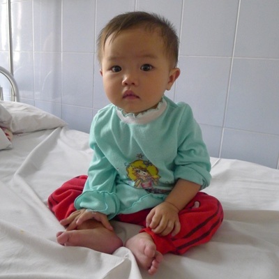 Bé Ly đang đứng trước ca phẫu thuật sửa tim mà bố mẹ không có đến 1 đồng