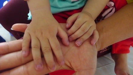 Bị tim bẩm sinh khiến các đầu ngón tay của em bị thâm tím