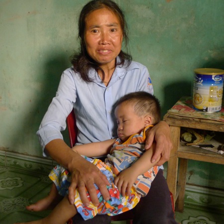 Nụ cười của người mẹ tội nghiệp khi thấy con mình được mọi người giúp đỡ