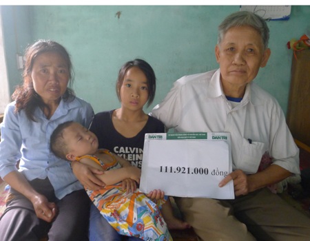Gia đình nhận quà bạn đọc Dân trí