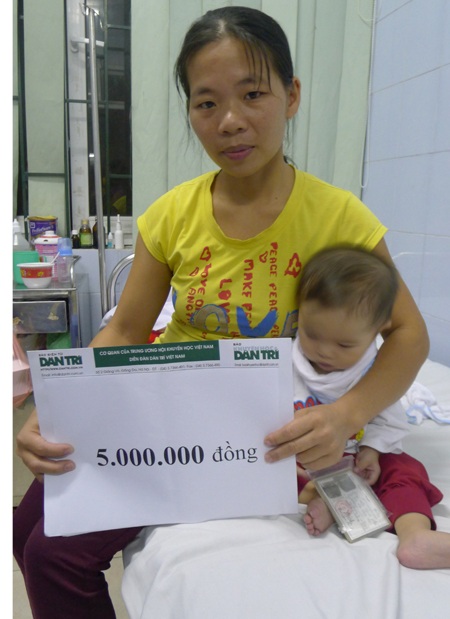 Hai mẹ con bé Ly nhận quà tại Trung tâm tim mạch - Bệnh viện E Hà Nội