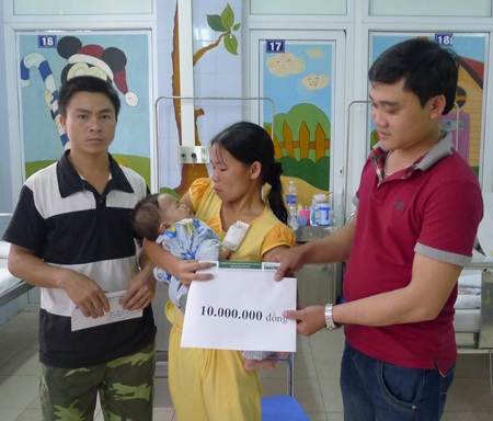 Không ra được Hà Nội, món quà của anh Lam được PV Dân trí gửi đến gia đình bé Cẩm Ly