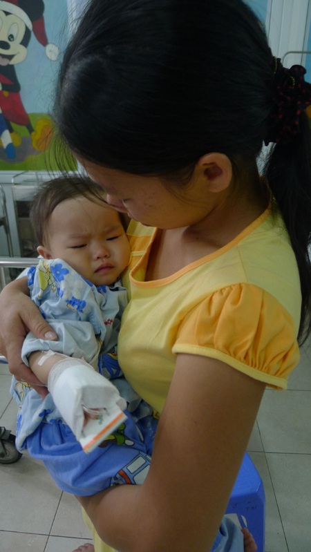 Nhìn thấy con gái được mọi người yêu thương, vợ chồng chị Ngân vô cùng hạnh phúc